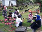 ziarah-kubur-jelang-ramadan-di-tpu-karet-bivak_20210404_184641.jpg