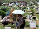 ziarah-kubur-menjelang-ramadhan_20150615_150743.jpg