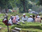 ziarah-kubur-saat-lebaran_20230424_053830.jpg