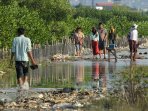 ziarah-makam-ditengah-banjir-rob-di-semarang_20160603_195609.jpg