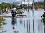 ziarah-makam-ditengah-banjir-rob-di-semarang_20160603_200045.jpg