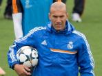 zinedine-zidane-gendongbola_20141122_032627.jpg