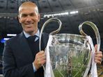 zinedine-zidane-mempersembahkan-trofi-liga-champions-3-kali-beruntun-untuk-real-madrid_20180531_205726.jpg