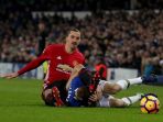 zlatan-ibrahimovic-and-seamus-coleman_20161205_153844.jpg