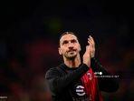 zlatan-ibrahimovic-bertepuk-tanga.jpg