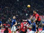 zlatan-ibrahimovic-kedua-dari-kanan-menyundul-bola-saat-pertandingan-sepak-bola-serie-a.jpg