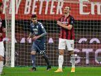 zlatan-ibrahimovic-mendongak-selama-pertandingan-sepak-bola.jpg
