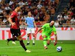 zlatan-ibrahimovic-menembak-untuk-mencetak-gol-kedua-timnya.jpg