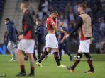 zlatan-ibrahimovic-meninggalkan-lapangan-pada-akhir-pertandingan-sepak.jpg