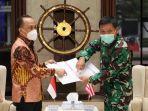 zudan-arif-fakrulloh-menyerahkan-sebanyak-53-akta-kematian-awak-kri-nanggala-402.jpg