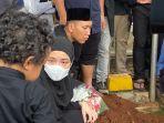 zulfati-indraloka-istri-mending-babe-cabita-memandang-sang-putra-saat-pemakaman.jpg