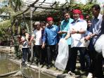 zulkifli-hasan-bagikan-30-ribu-bibit-ikan-kepada-petani-tambak-di-kabupaten-sigi_20160724_181805.jpg