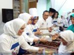zulkifli-hasan-berbagi-buka-puasa_20170614_192208.jpg