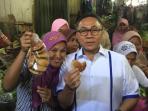 zulkifli-hasan-borong-kue-tradisional-dan-di-pasar-jero-bumiayu-brebes_20160915_161017.jpg