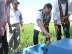 zulkifli-hasan-saat-meresmikan-bantuan-jaringan-irigasi-air_20170217_182547.jpg