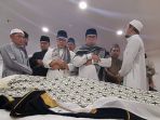 zulkifli-hasan-shalatkan-jenazah-kh-maimun-zubair_20190806_150849.jpg