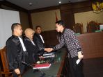 zumi-zola-divonis-enam-tahun-penjara_20181206_152309.jpg