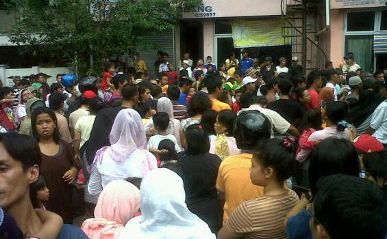 Ratusan Warga Iringi Empat Jenazah ke TPU Kawi-Kawi - IMG01090-20120123-1301(1).jpg