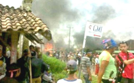 60 Rumah Dibakar pada Kerusuhan Lampung Selatan (Foto) - foto_kerusuhan_lampung1.jpg