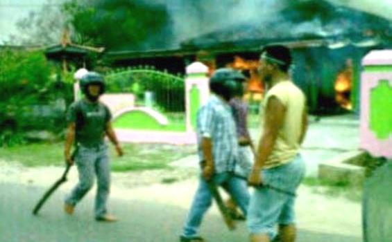 60 Rumah Dibakar pada Kerusuhan Lampung Selatan (Foto) - foto_kerusuhan_lampung2.jpg