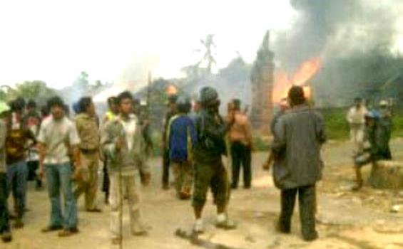60 Rumah Dibakar pada Kerusuhan Lampung Selatan (Foto) - foto_kerusuhan_lampung3.jpg