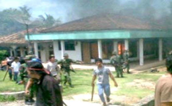 60 Rumah Dibakar pada Kerusuhan Lampung Selatan (Foto) - foto_kerusuhan_lampung4.jpg