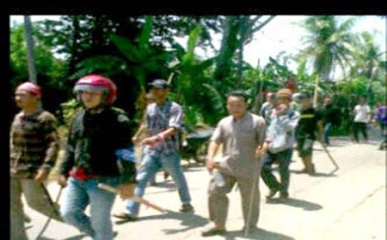 60 Rumah Dibakar pada Kerusuhan Lampung Selatan (Foto) - foto_kerusuhan_lampung5.jpg