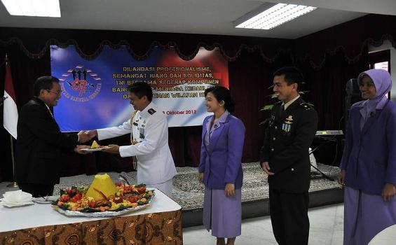 Cantiknya Istri Atase Pertahanan RI di Kairo (Foto) - b-Tumpeng_HUT_TNI_di_Kairo.jpg