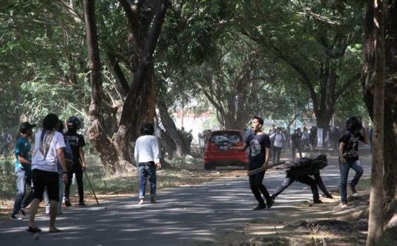 Foto-foto Tawuran Mahasiswa di Kampus UNM (1) - Tawuran_Mahasiswa_UNM1.jpg