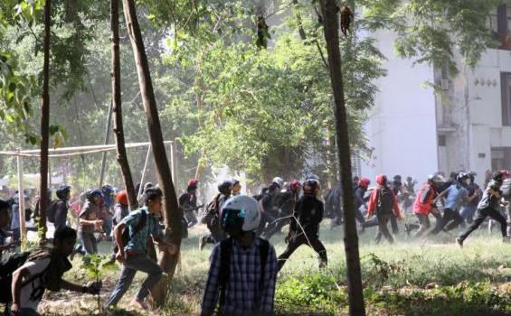 Foto-foto Tawuran Mahasiswa di Kampus UNM (1) - Tawuran_Mahasiswa_UNM2.jpg