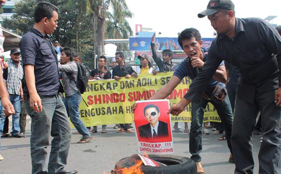 Pendemo Minta KPK Serius Garap Kasus Korupsi di Daerah - sindo_21.jpg
