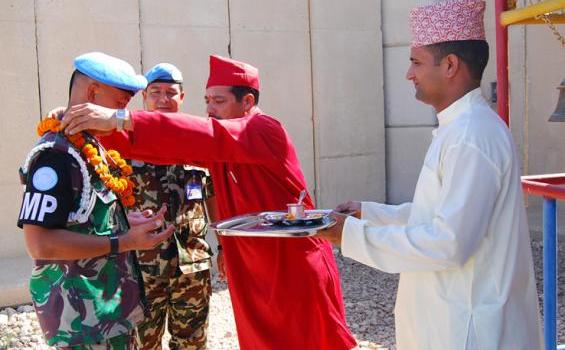 TNI Cantik Periksa Senjata Prajurit Nepal di Lebanon (Foto) - 1_(1).jpg
