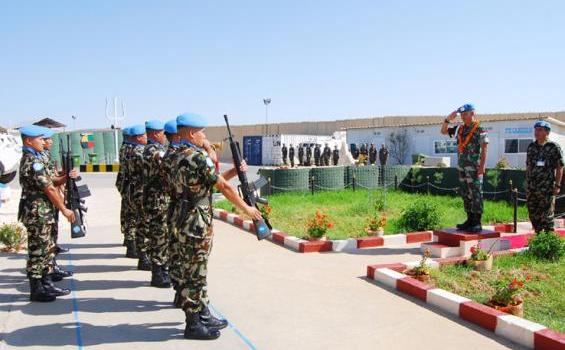 TNI Cantik Periksa Senjata Prajurit Nepal di Lebanon (Foto) - 2_(1).jpg
