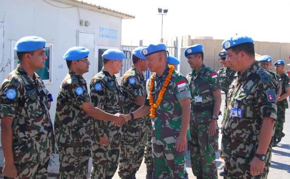 TNI Cantik Periksa Senjata Prajurit Nepal di Lebanon (Foto) - 3_(1).jpg