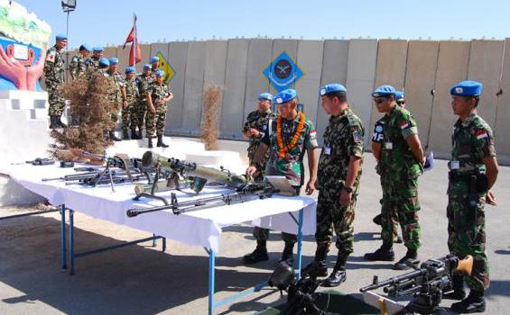 TNI Cantik Periksa Senjata Prajurit Nepal di Lebanon (Foto) - 4_(1).jpg