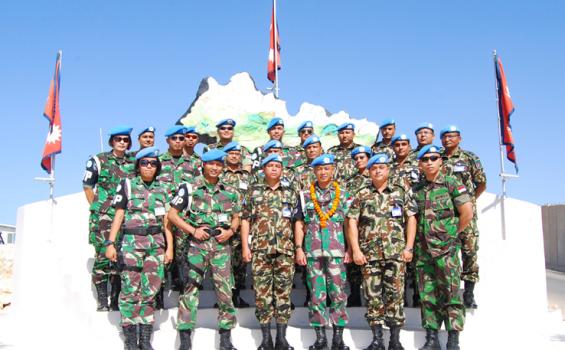 TNI Cantik Periksa Senjata Prajurit Nepal di Lebanon (Foto) - TNI_lebanon_senjata_nepal_01.jpg
