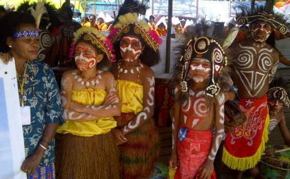 Gubernur Sulsel Dikelilingi Perempuan Cantik di Toraja - IMG-20121002-021801.jpg