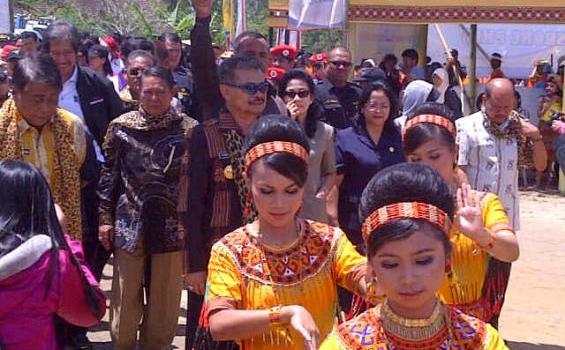 Gubernur Sulsel Dikelilingi Perempuan Cantik di Toraja - IMG-20121002-021832.jpg