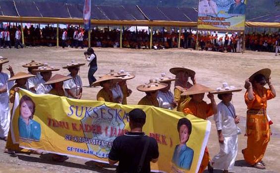 Gubernur Sulsel Dikelilingi Perempuan Cantik di Toraja - IMG-20121002-021871.jpg