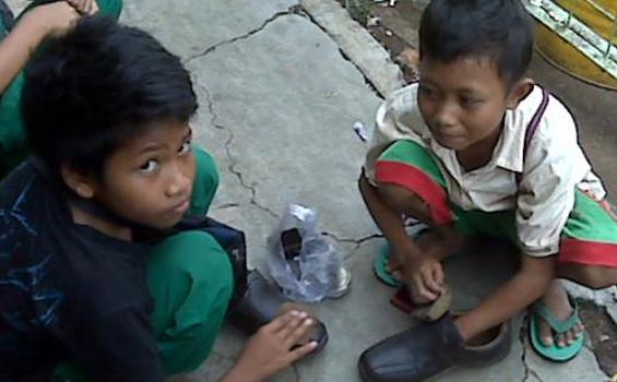 Putus Sekolah, Jadi Tukang Semir Sepatu Demi Belanja Ibu - semir_21.jpg