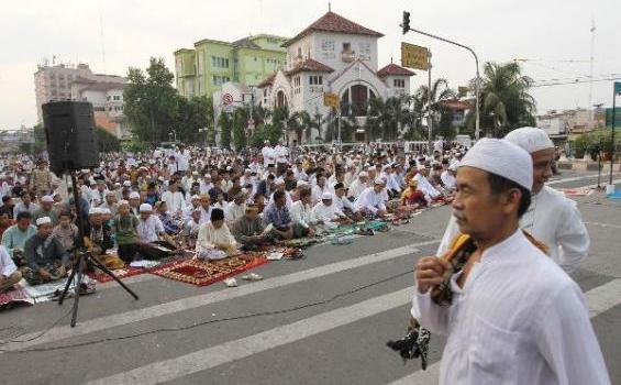 Sholat Ied Berlatarbelakang Gereja, Indahnya Keberagaman - 201210_26_189214p.JPG