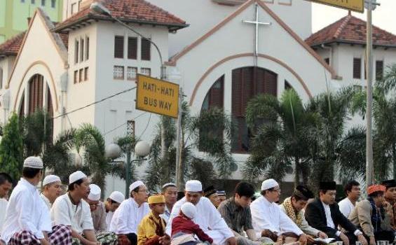 Sholat Ied Berlatarbelakang Gereja, Indahnya Keberagaman - 201210_26_189217p.JPG
