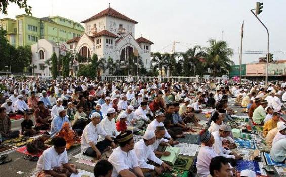 Sholat Ied Berlatarbelakang Gereja, Indahnya Keberagaman - 201210_26_189218p.JPG