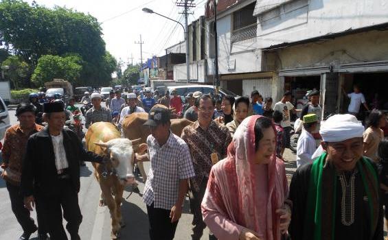Pendeta Arak 3 Sapi dan 7 Kambing ke Ponpes Nurul Islam (Foto) - Foto_08.jpg