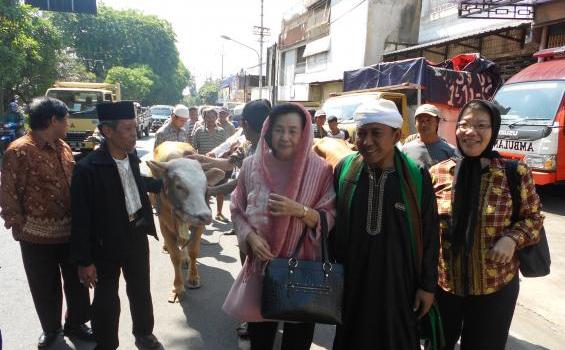 Pendeta Arak 3 Sapi dan 7 Kambing ke Ponpes Nurul Islam (Foto) - Foto_09_(1).jpg