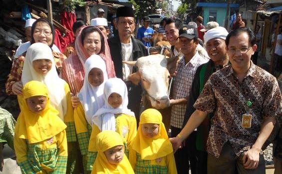 Pendeta Arak 3 Sapi dan 7 Kambing ke Ponpes Nurul Islam (Foto) - Foto_13.jpg