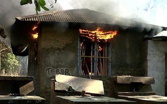 Perang di Adonara Terjadi Lagi, Gubernur Minta Solusi - Rumah_terbakar1.jpg