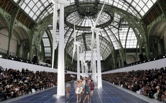 Dramatis! Panel Solar dan Turbin Hiasi Catwalk Chanel - peragaan_busana_1.jpg