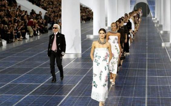 Dramatis! Panel Solar dan Turbin Hiasi Catwalk Chanel - peragaan_busana_2.jpg