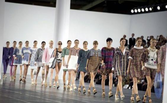 Dramatis! Panel Solar dan Turbin Hiasi Catwalk Chanel - peragaan_busana_3.jpg